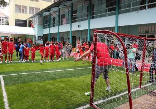 Trẻ khiếm thị vui chơi thoải mái trên sân bóng