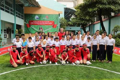 Trẻ khiếm thị vui chơi thoải mái trên sân bóng