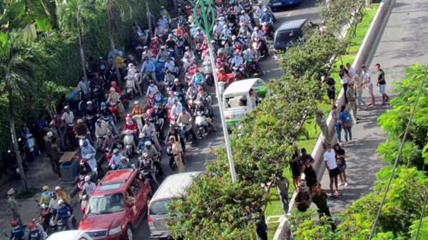  Vụ cưỡng chế khiến suốt từ sáng đến chiều ngày 22/7, xe cộ chỉ được phép đi trên một phần đường Trần Phú, đoạn từ đường Tuệ Tĩnh đến đường Hoàng Diệu, lưu thông trên đoạn đường khoảng 1,5 km này rất khó khăn