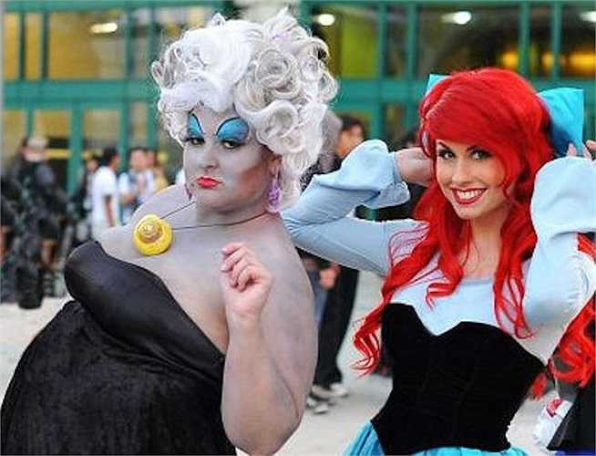 Traci luôn khiến mọi người ngạc nhiên và ấn tượng với các bộ tóc giả đồ sộ của mình. Cô thể hiện tình yêu với những bộ phim hoạt hình Disney qua việc tự tay thiết kế các trang phục và hàng năm đều đặn tham gia các lễ hội như Comic-Con, Anime Expo...