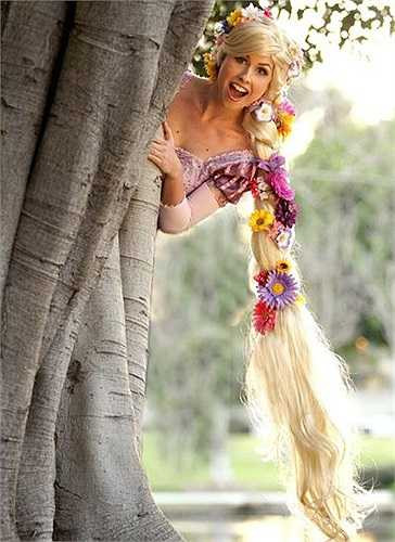 Traci còn ghi điểm trong mắt người hâm mô khi cô luôn tươi cười, dành nhiều thời gian nói chuyện và chụp ảnh cùng mọi người. Gần đây, hit Love is an open door trong phim Frozen nổi tiếng được cô thể hiện lại qua nhân vật Ana đã hút gần 5 triệu lượt xem trên Youtube.