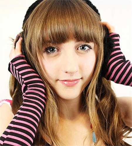 Beckii (19 tuổi), sinh ra và lớn lên tại Anh. Cô có niềm đam mê đặc biệt với thời trang và văn hoá Nhật Bản. Beckii đến nay đã hoá thân thành rất nhiều nhân vật hoạt hình khác nhau