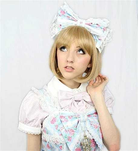 Ngoài cosplay, Beckii còn nhảy múa và hát các ca khúc tiếng Nhật. Cô từng đi biểu diễn tại nhiều nơi, bên cạnh đó các video dạng này được cô đăng tải trên Youtube cũng hút cả triệu lượt xem. Trang Facebook cá nhân của cô hiện có hơn 63.000 người theo dõi.