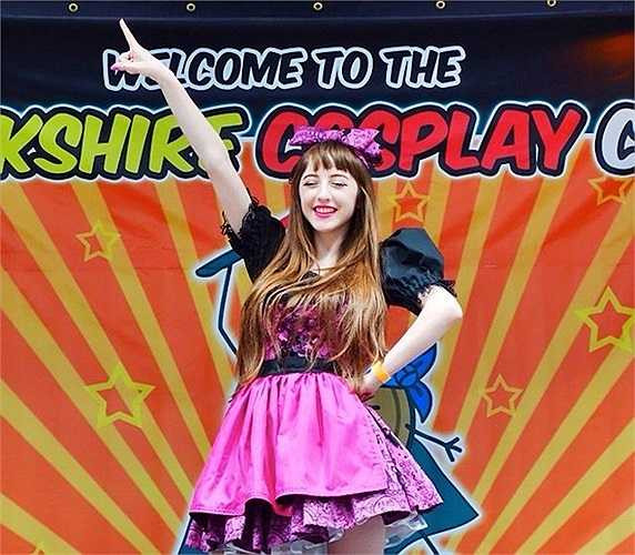 Mặc dù là người Anh, nhưng nhờ những hoạt động tích cực của mình nên nữ sinh hiện khá nổi tiếng trong cộng đồng mạng châu Á, nhất là ở Nhật Bản. 