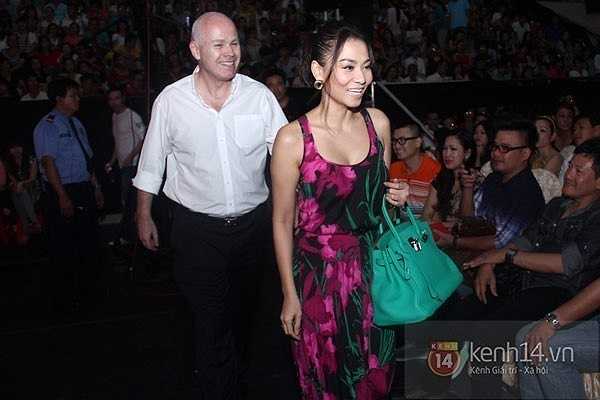 Cô sở hữu ít nhất 4 chiếc túi Hermes màu sắc khác nhau, trong đó chiếc túi đắt nhất có giá khoảng 400 triệu đồng.