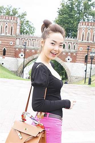 Ngoài chiếc túi màu hồng neon, nữ diễn viên Vừa đi vừa khóc còn sở hữu một mẫu Hermes Kelly khác màu camel.