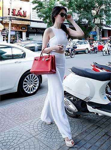 Ngọc Trinh cũng sở hữu chiếc túi thuộc dòng Kelly sang trọng có giá 12.000 USD (Khoảng 250 triệu đồng).