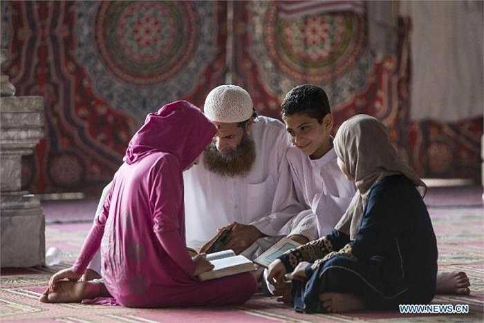 Hình ảnh các trẻ em Ai Cập đang tìm hiểu ngôn ngữ tôn giáo Quran dành cho người đạo Hồi trong tháng Ramadan.