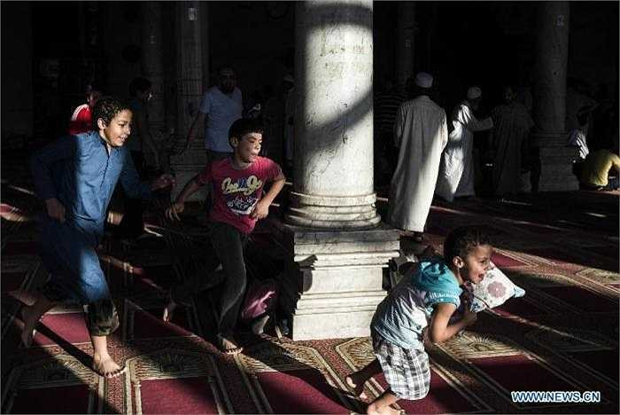 Các bé trai vui đùa tại một nhà thờ hồi giáo ở thủ đô Cairo trong tháng Ramadan. Được biết, Ramadan là tên gọi tháng thứ 9 theo âm lịch Ả Rập.