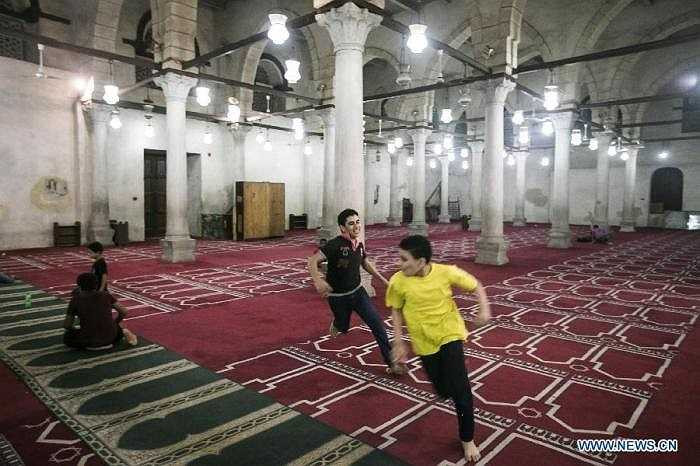 Tại một số quốc gia theo đạo Hồi còn có quy định, đối với học sinh nhỏ tuổi, binh lính và công nhân lao động nặng thì không phải nhịn.