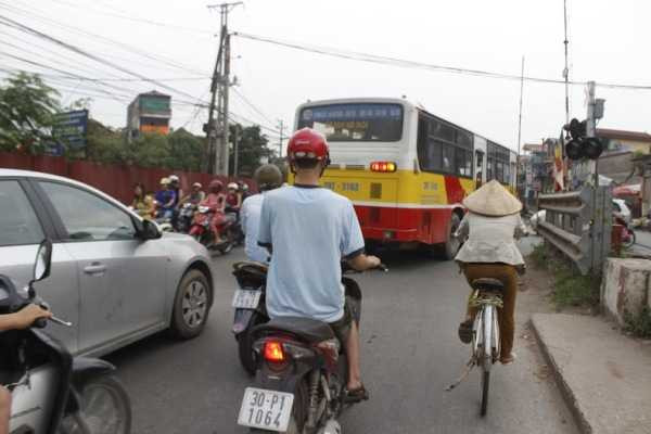 Thò ra thụt vào tạo thành những điểm Thắt cổ chai