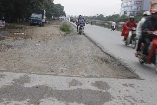 Thò ra thụt vào thi công theo kiểu Đánh trống bỏ dùi