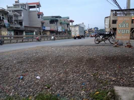 Hố sâu nạo vét như bẫy ven đường.