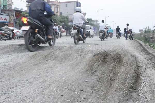 Mặt đường loang lổ, ổ gà ổ voi.