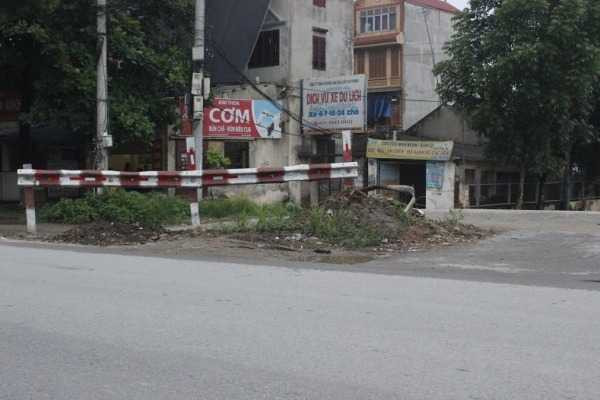 Rào tạm để ngăn cách giữa đoạn thắt cổ chai để các phương tiên không lao vào các vật cản.