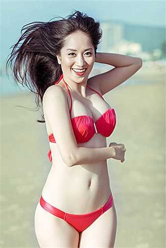 Sở hữu cơ thể tròn trịa, Khánh Thi nên chọn những áo bơi đơn giản thế này, tránh các loại áo có nhiều họa tiết hoặc các chi tiết trang trí. Bởi chúng sẽ khiến cô 'tăng cân' ảo.