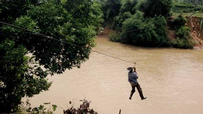 Người dân lại đánh cược mạng sống với 'thủy thần'