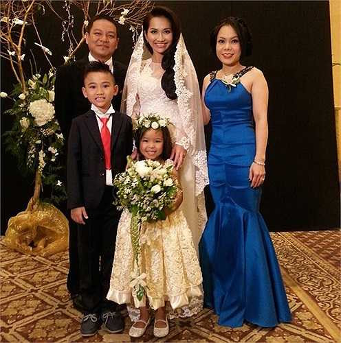 Sau lễ rước dâu là tiệc cưới tại một khách sạn hạng sang, cô dâu và chú rể thay trang phục cưới hiện đại đón tiếp khách mời là những người bạn thân thiết. Các sao như ca sỹ Quang Lê, người mẫu Ngọc Quyên, diễn viên Minh Thư tới chúc phúc cho 'út Ráng'.