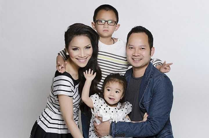 Ngày vui của giọng ca 'Mắt nai cha cha cha' có sự tham gia của 300 khách mời, trong đó bạn bè trong nghề thân thiết ở Việt Nam cũng sang chung vui với cô như Đàm Vĩnh Hưng, Hồ Ngọc Hà, Thu Minh, Đoan Trang, Phan Đình Tùng, Tuấn Hưng,… Cuộc hôn nhân thứ 2 giúp Hồng Ngọc nữ tính và dịu dàng hơn, đặc biệt ông xã còn là trợ giúp đắc lực tại hậu trường cho nữ ca sỹ. Cách đây không lâu Hồng Ngọc vừa có liveshow Dấu ấn tái ngộ khán giả quê nhà. Theo Zing News