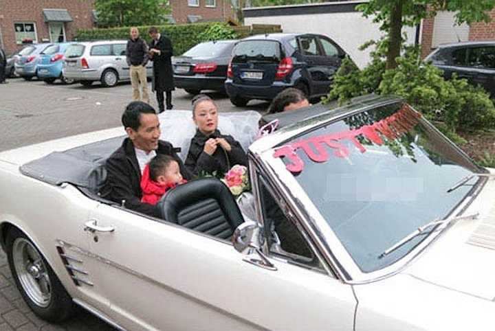 Hôn lễ diễn ra ấm cúng tại một nhà thờ nhỏ, trong đám cưới, Mỹ Duyên hạnh phúc khi được chú rể bế trên tay trước sự cổ vũ của khách mời là người thân và bạn bè thân mật. Cả gia đình cô dâu đều sang Đức chung vui với Mỹ Duyên.