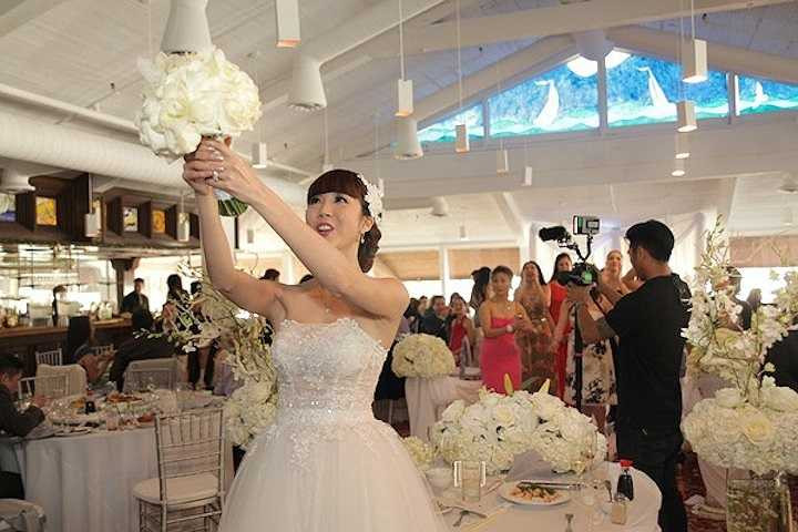 Cô dâu được mẹ đẻ và bạn bè thân thiết như siêu mẫu Kim Dung, chuyên gia trang điểm Huỳnh Lợi chăm sóc tỉ mỉ trong ngày trọng đại. Trong tiệc cưới với tông màu trắng chủ đạo, cô dâu chú rể sau khi làm nghi thức vui vẻ khuấy động không khí bằng những màn nhảy khiêu vũ và trò chơi vui nhộn với 100 khách mời.