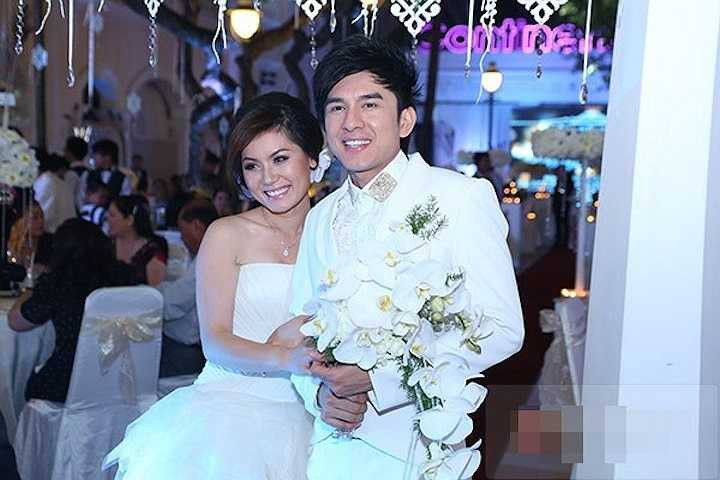 2 tháng sau, Đan Trường cùng Thủy Tiên trở về Việt Nam tổ chức lễ ra mắt gia đình và bạn bè trong giới, tiệc cưới diễn ra ở khách sạn Continental Sài Gòn. Chú rể Đan Trường liên tục có những cử chỉ tình cảm với cô dâu. Các bạn bè thân thiết đến chia vui cùng nam ca sỹ có vợ chồng Cẩm Ly, Tim – Trương Quỳnh Anh, Trấn Thành, Thanh Thảo,…