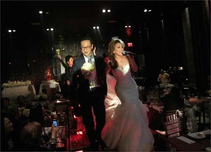 Định cư tại Mỹ đã lâu nhưng đám cưới của nữ ca sỹ hải ngoại Minh Tuyết ở California vẫn theo nghi thức truyền thống của người Việt. Ngày 24/1/2013, em gái út của Cẩm Ly lên xe hoa với bạn trai lâu năm là doanh nhân người Mỹ gốc Việt Diep Nghi Keith.