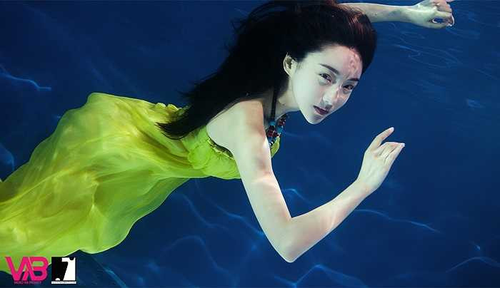 Mu Qi Mi Ya (Mẫu Kỳ Di Nhã), sinh năm 1987, là cô giáo yoga nổi tiếng ở Trung Quốc