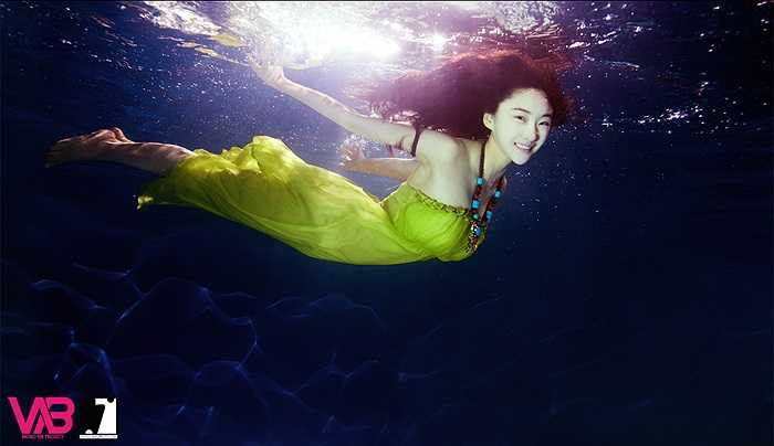 Cô được cộng đồng mạng ca tụng là 'cô giáo yoga đẹp nhất châu Á', 'đệ nhất mỹ nữ yoga'.