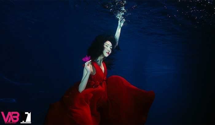 Mi Ya trở nên nổi tiếng sau khi tham gia một sự kiện người đẹp của trang mạng QQ vào năm 2010.