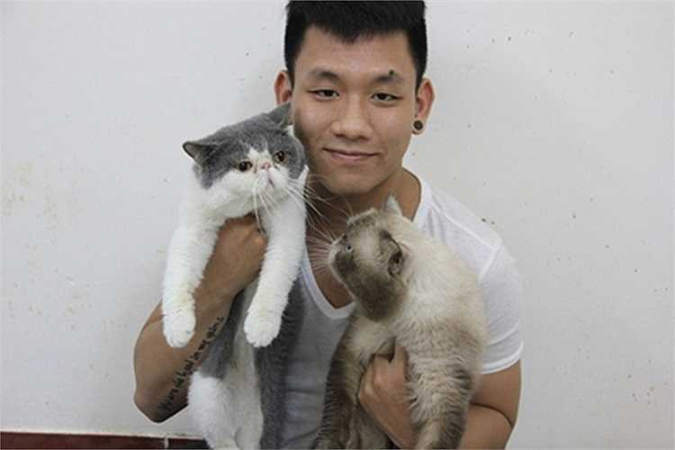 Mèo ngoại thường không quen ăn cơm, cá nên phải cho ăn phô mai, uống sữa và ăn loại hạt chuyên dụng. Trung cho biết, riêng sữa cho mèo giá 200.000 - 400.000 đồng/hộp 400g, đắt hơn sữa dành cho người. 