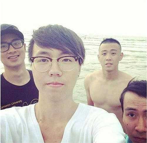 Toàn Shinoda là 1 người hòa đồng và có nhiều bạn bè. Phải kể đến JV, HuyMe, Lâm Việt Anh, đó là những du học sinh có niềm đam mê làm vlog như Toàn. Họ hợp tác khá ăn ý với nhau trong các vlog.