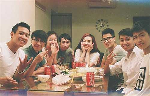 Hình ảnh Toàn Shinoda hạnh phúc bên những người bạn thân thiết trước khi qua đời.