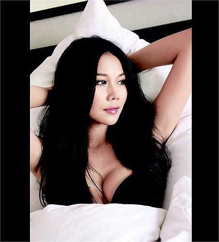 Thanh Hằng với shoot ảnh khoe ngực táo bạo với nội y.
