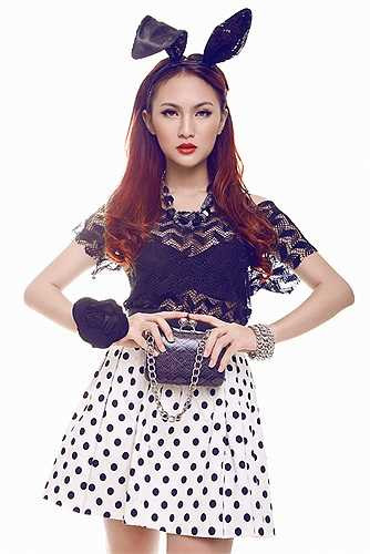 Hot girl Kelly khoe nội y cùng chiếc áo xuyên thấu.