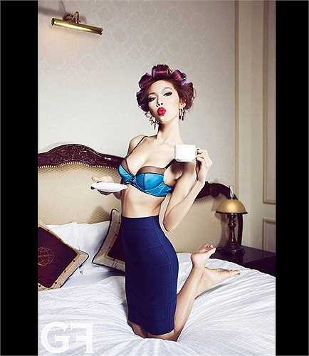 Đường cong uốn lượn của Minh Tú được tôn vinh triệt để. 