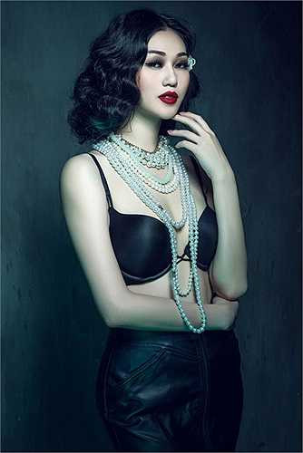 Khánh My mê hoặc cùng nội y đen.