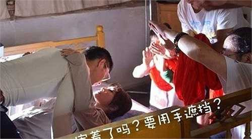 Mới đây, bà can đảm đóng cảnh giường chiếu với bạn diễn đáng tuổi con mình trong bộ phim Tôi có một giấc mơ.