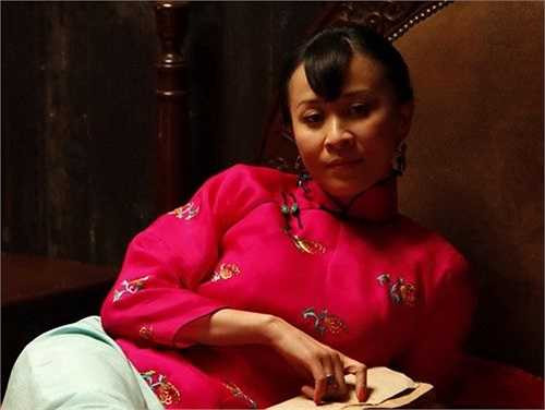 Trong bộ phim Hãy để đạn bay, Lưu Gia Linh có một cảnh nóng được đánh giá quá sức táo bạo cùng bạn diễn Khương Văn.