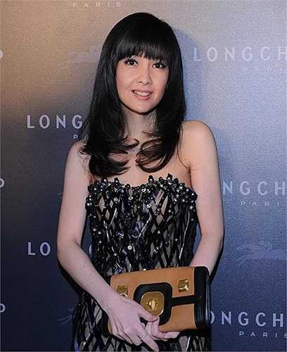 Từng là 'chưởng môn phái Ngọc nữ' của làng giải trí xứ cảng thơm, nhắc đến Châu Huệ Mẫn là khán giả nhớ ngay đến hình ảnh tóc dài thướt tha, nụ cười khép nép, đôi mắt tròn xoe long lanh. 