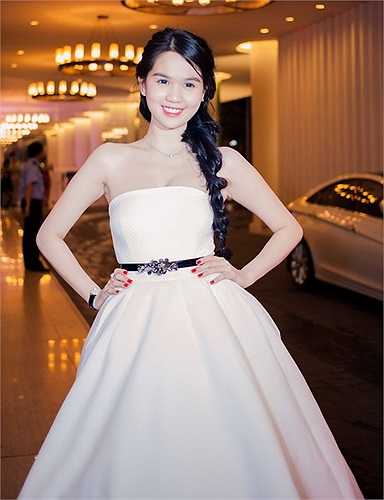 Dù Ngọc Trinh là một trong số những mỹ nhân có tần số xuất hiện dày đặc ở các sự kiện. Cô luôn 'cống hiến' cho công chúng những hình ảnh hoàn hảo.