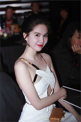 Tuy nhiên, cô vẫn đắt show đi dự sự kiện như thường