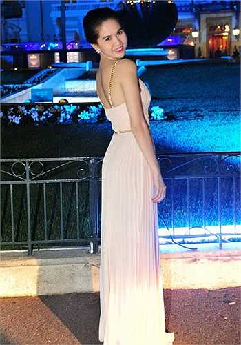 Cùng ngắm Ngọc Trinh đẹp rạng rỡ với váy dạ hội: