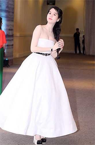 Với thân hình chuẩn cùng gu thời trang tinh tế, Ngọc Trinh luôn xuất hiện quyến rũ