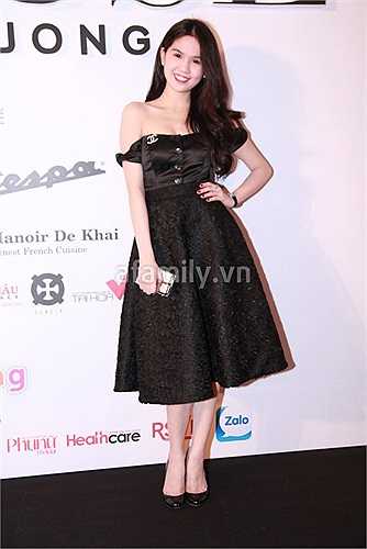 Mặc dù không có chiều cao chuẩn của người mẫu, nhưng Ngọc Trinh vẫn toả sáng rạng ngời.