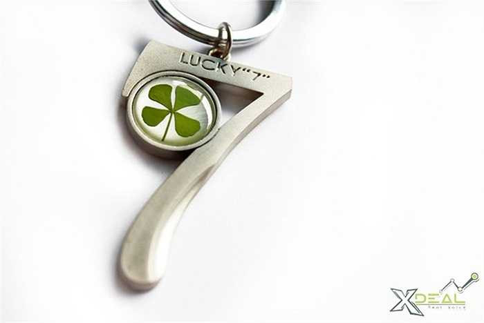 Số 6 đại diện cho nhân loại nên con số 7 được coi là trung tâm của nhân loại và kết nối đến người sáng lập ra thế giới. Bên cạnh đó, số 7 cũng là con số của vũ trụ và các tầng thiên đường.