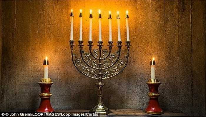 Con số 7 có ý nghĩa đặc biệt đối với người Do Thái. Nó đại diện cho sự thông minh. Trong ảnh là 7 ngọn nến được thắp sáng trên cùng một chiếc bàn gọi là Menorah. Số 7 đại diện cho sự thông minh và có 7 ngày Thánh lớn trong năm.