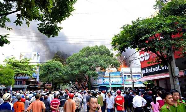 Hàng nghìn người dân hốt hoảng bất lực đứng nhìn