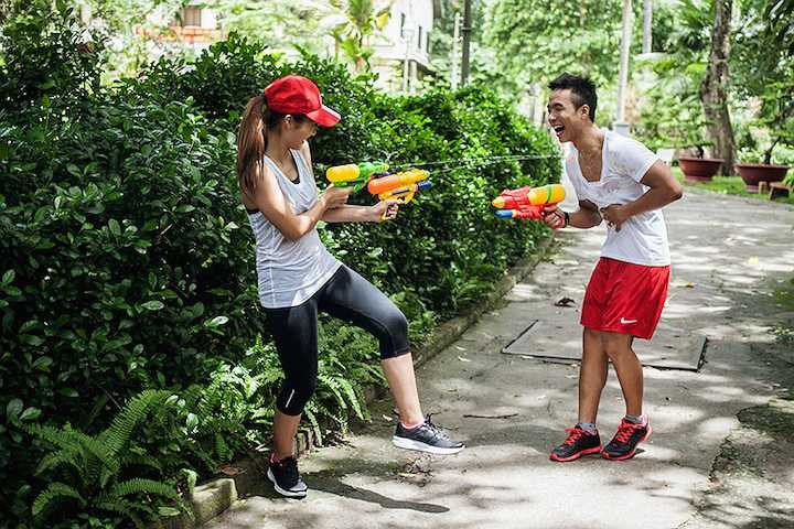 Tên thật là Nguyễn Đức Dũng, 18 tuổi, Bill Nguyễn đang là sinh viên năm thứ hai ngành marketing của trường Mt Olympus Shreddology, California, Mỹ. 