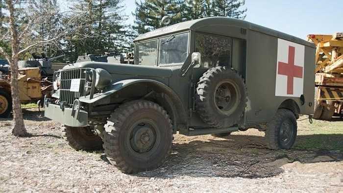 Xe cứu thương của quân đội Mỹ hiệu Dodge M43B1, vẫn còn dùng tốt. Giá chào bán: 34.500 USD